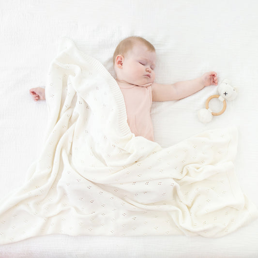 Zestt - Organic Cotton Baby Blanket & Rattle Gift Set - White/Bear